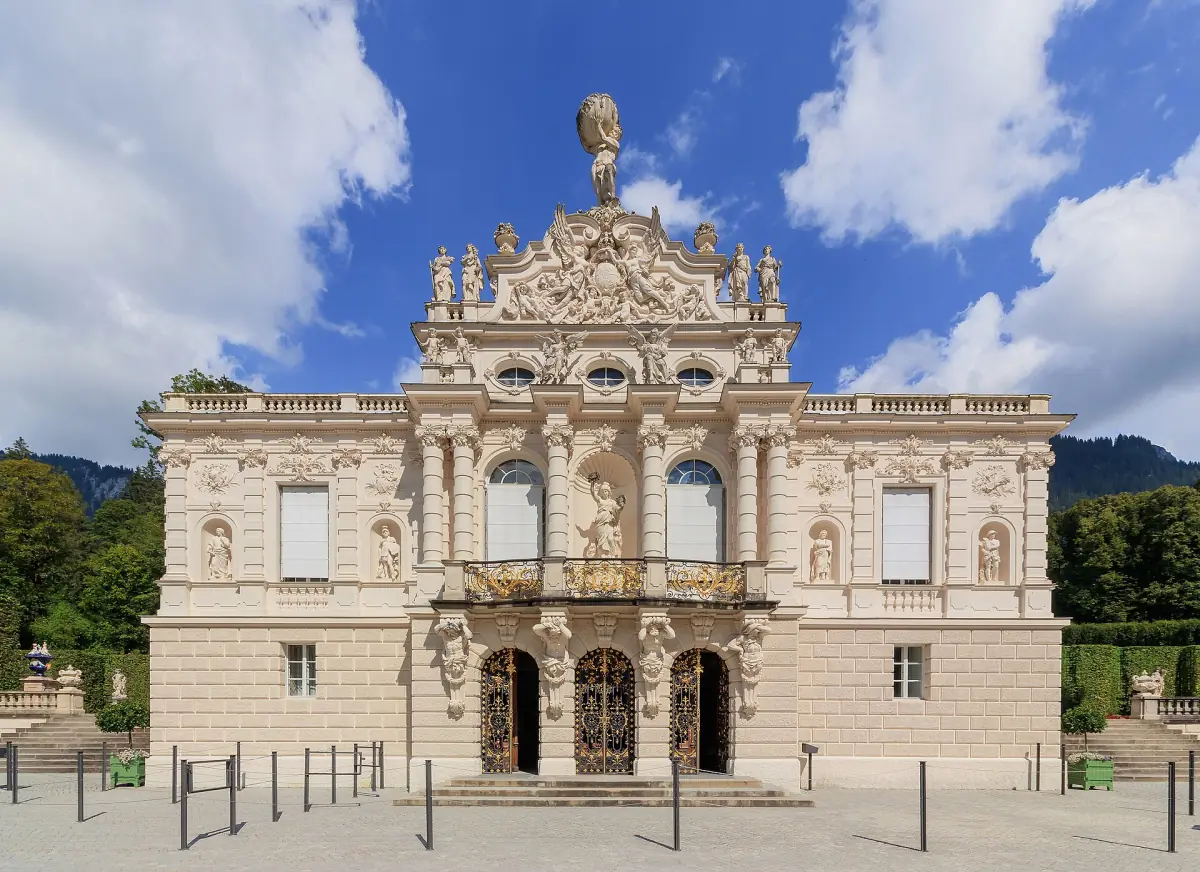 The façade of Linderhof Palace
